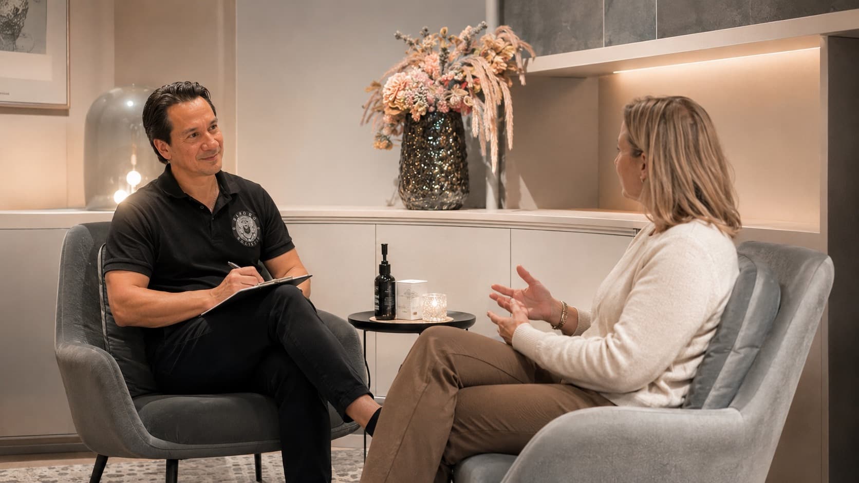 Patrick Susanto Klopf im vertraulichen Gespräch mit einer Fachperson in der Barong Holistic Praxis